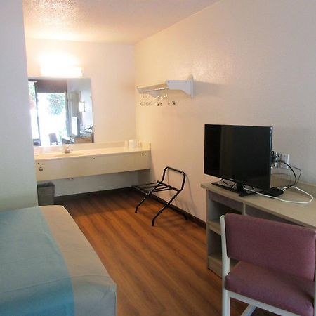 Motel 6 Huntsville - Madison Buitenkant foto