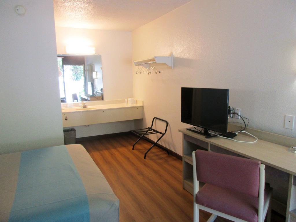 Motel 6 Huntsville - Madison Buitenkant foto